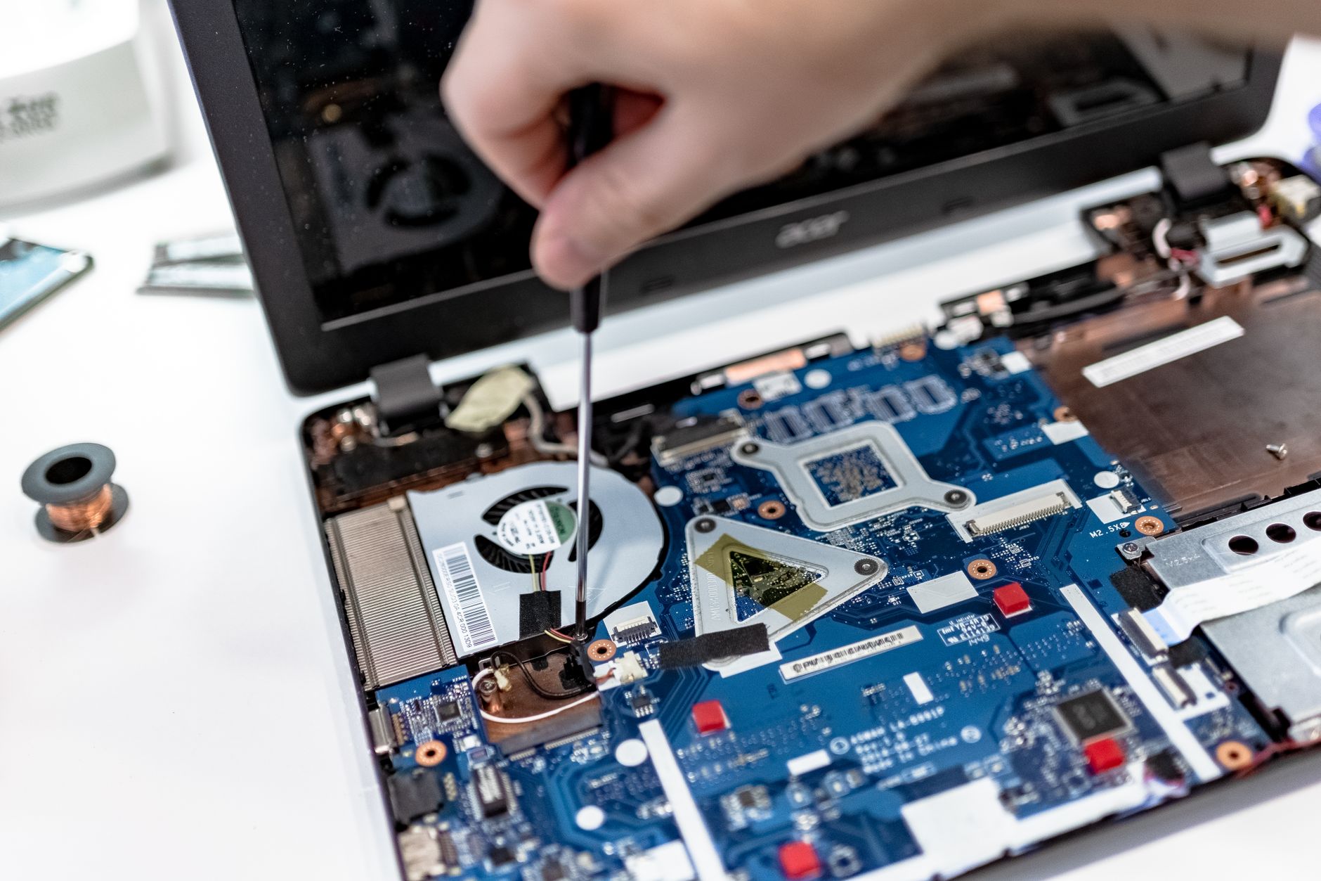 Technik servisu pri oprave notebooku