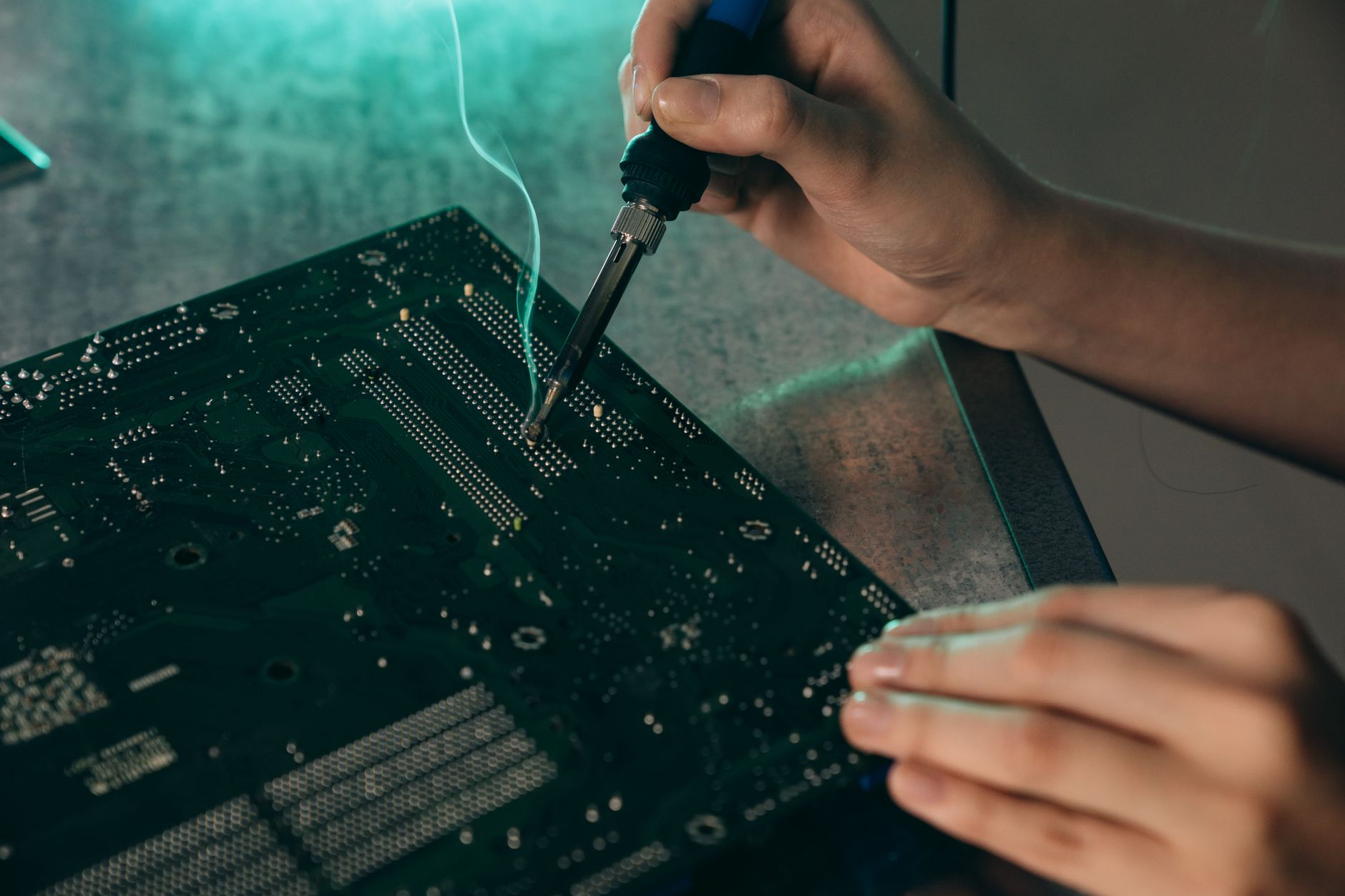 Technik opravuje notebook v servise PC Servis Bratislava
